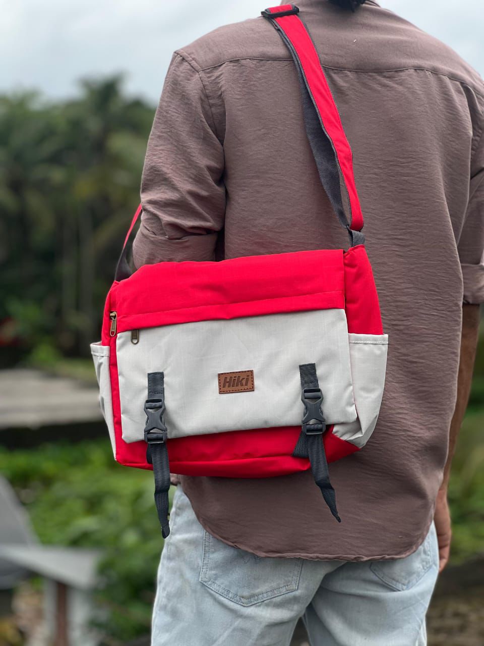 Hiki Outdoor Expedition Messenger Bag – Dual-Tone Red & Off-White