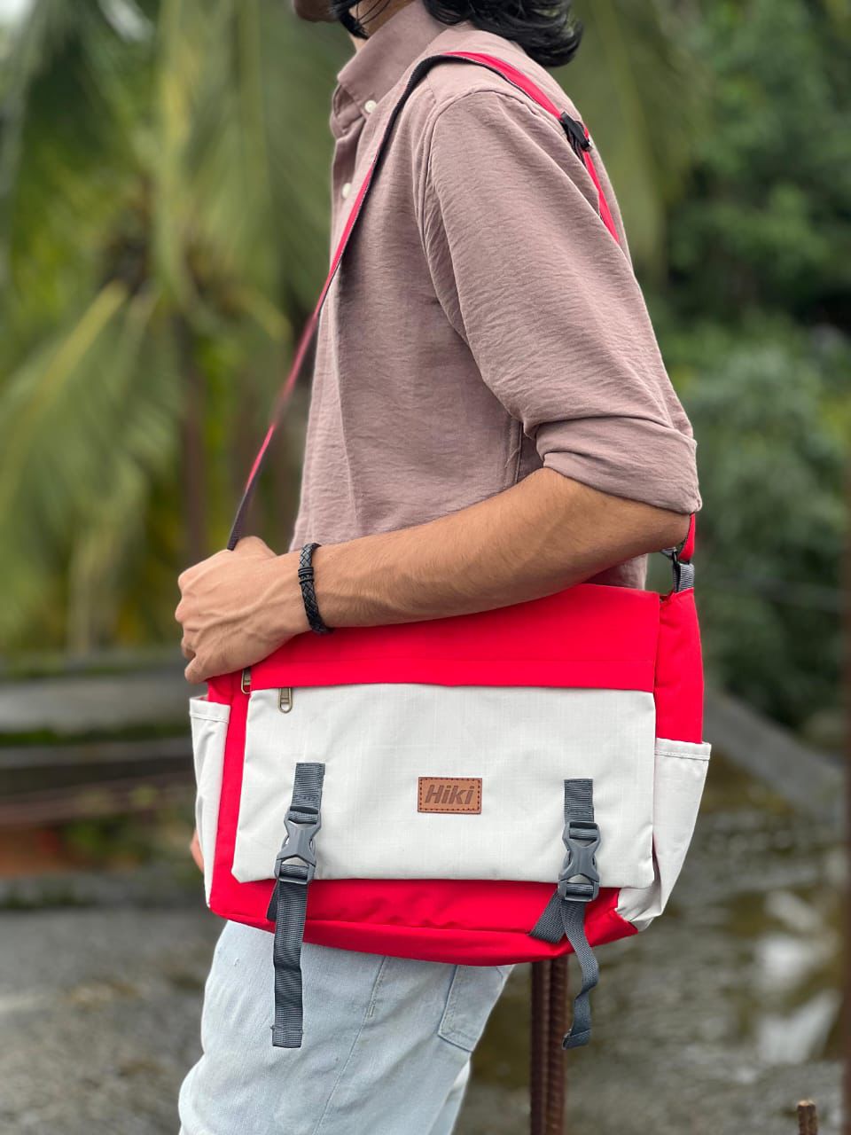 Hiki Outdoor Expedition Messenger Bag – Dual-Tone Red & Off-White