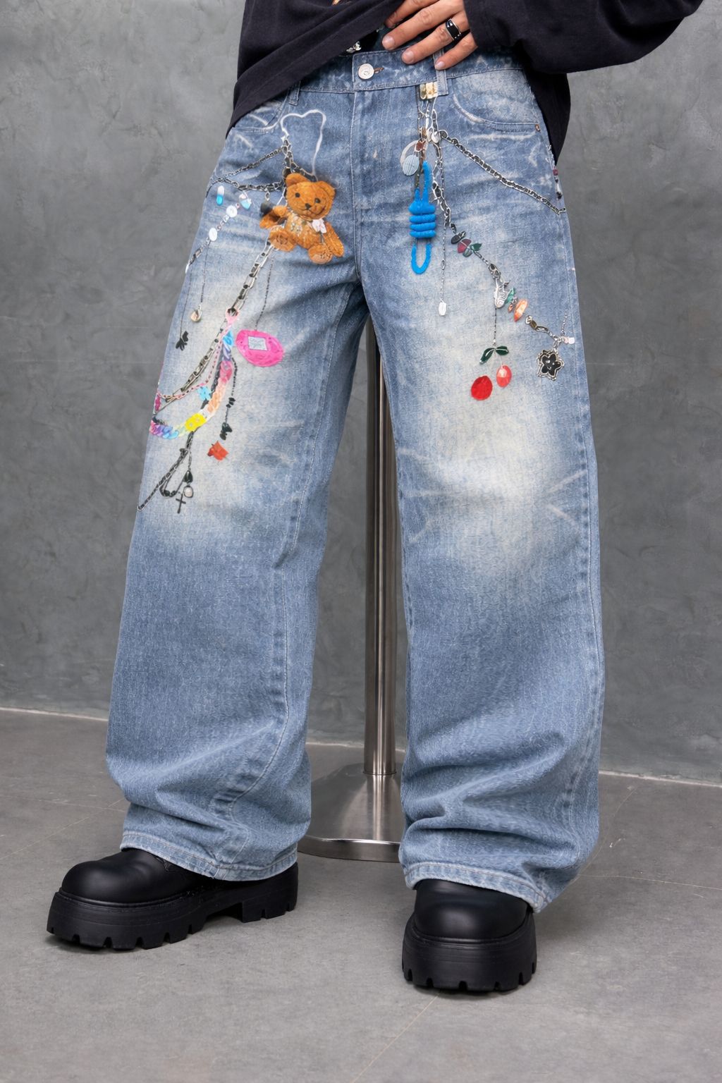 Street-Edge Acid-Wash Baggy Jeans | Distressed Grey with Detachable Chains
